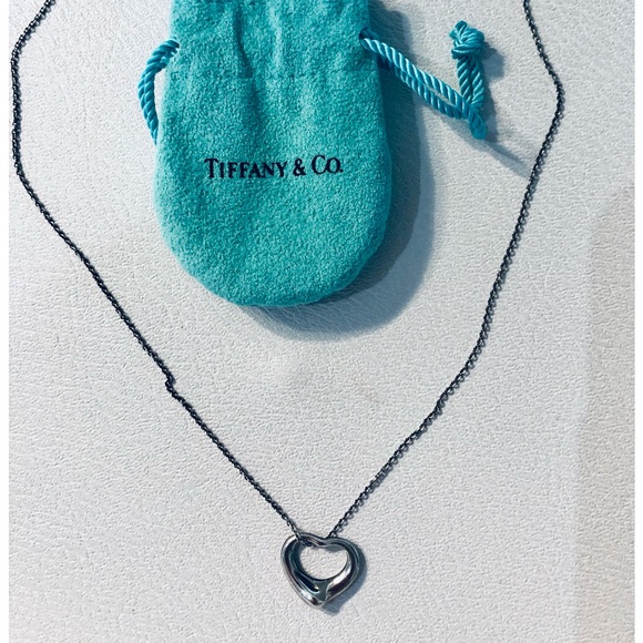 Elsa Perretti Tiffany and Co iconic heart shape sterling necklace. - Picture 5 of 5